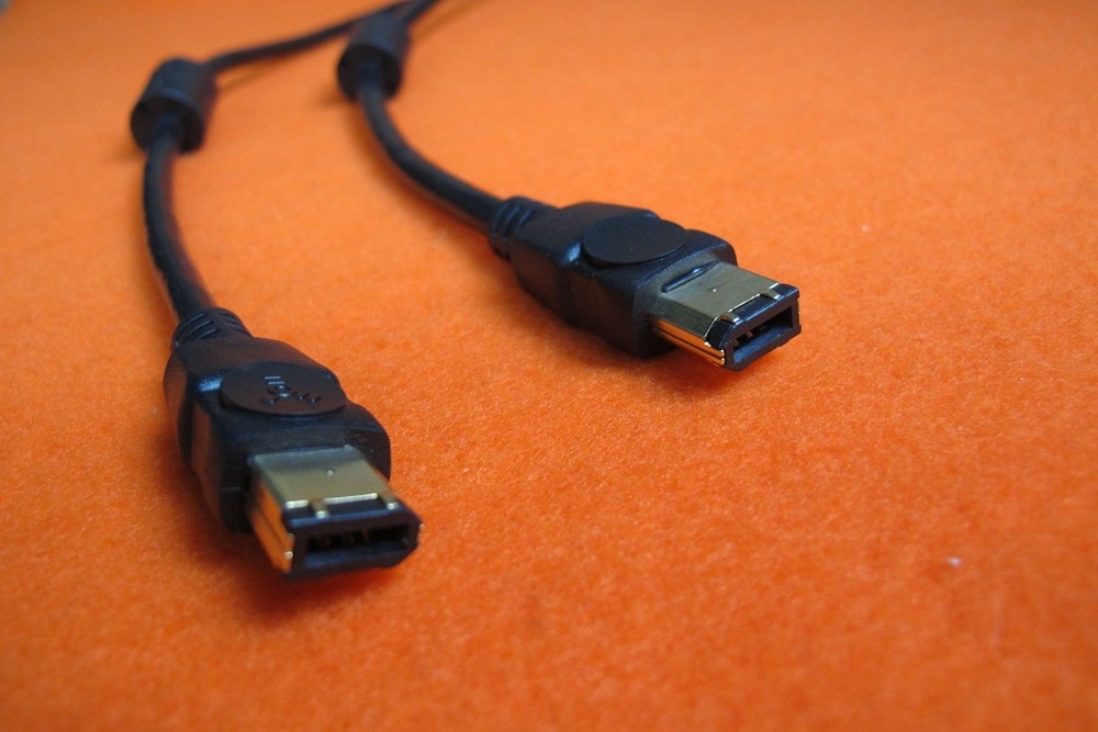 Chine Grandes vitesses 6PIN/9PIN standard de câbles équipés de câble d'incendie d'IEEE d'ordinateur d'OEM 1394 fournisseur 
