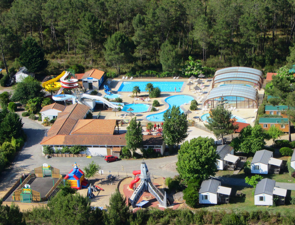 Water park construction is a complex engineering project involving many factors.插图
