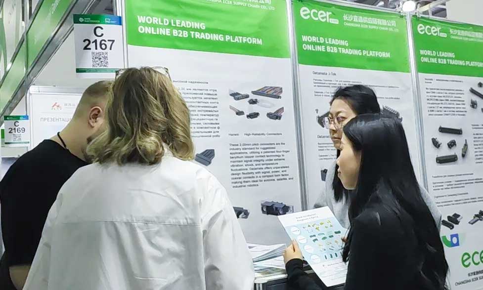 参会采购商现场体验宜选网AI系统